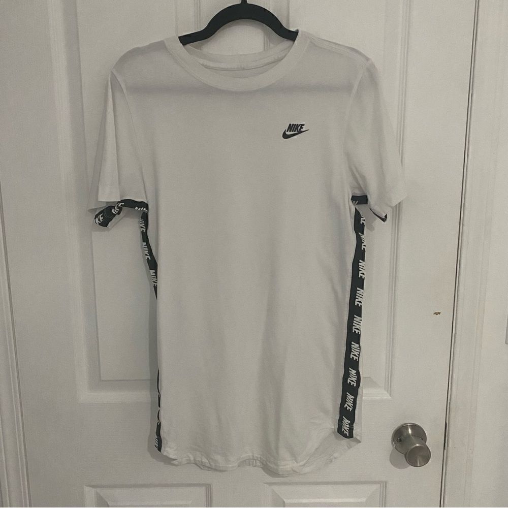 Nike White Swoosh Short Sleeve Shirt Mens Size Small‎